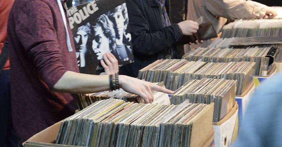 Fair of lovers of vinyl records and comic books